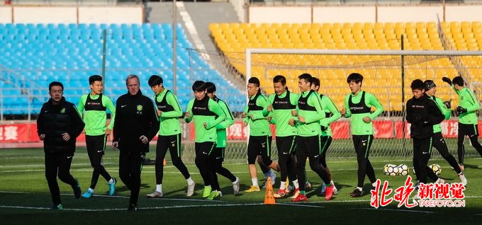  赛前训练开放日，球迷零距离接触球星