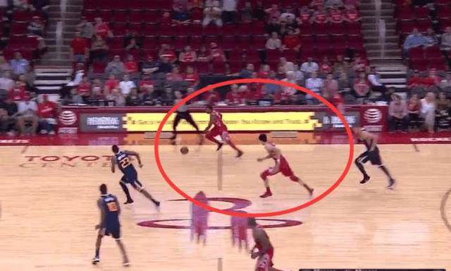  电竞明星选手超神发挥引爆全场欢呼  