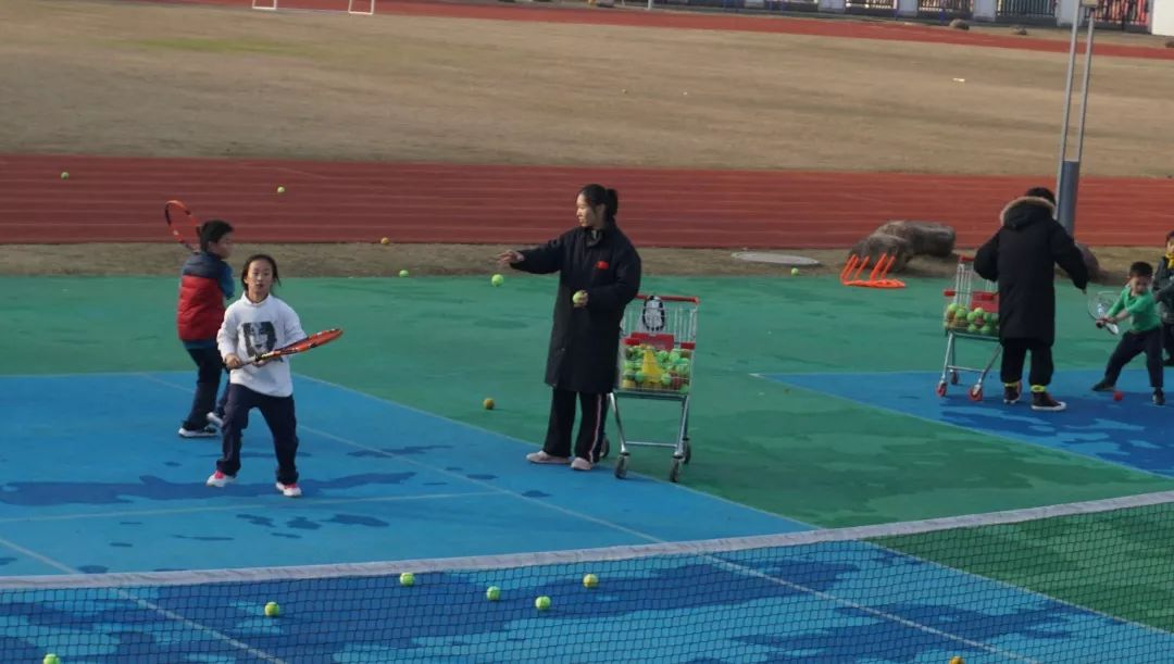  网球进校园活动启动，专业教练指导少年基础训练  