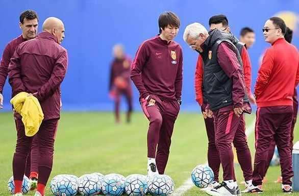  足坛名帅执教新政，战术革新引领潮流  