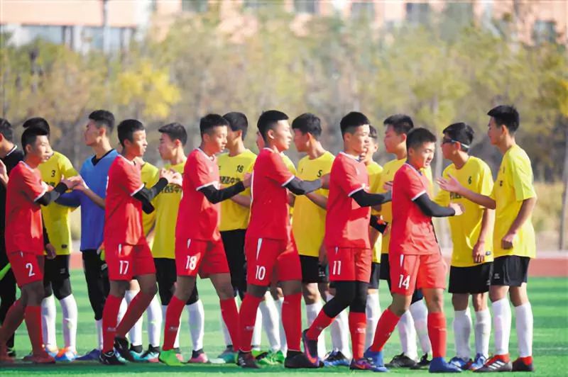  校园足球联赛开幕，青春激情点燃绿茵  