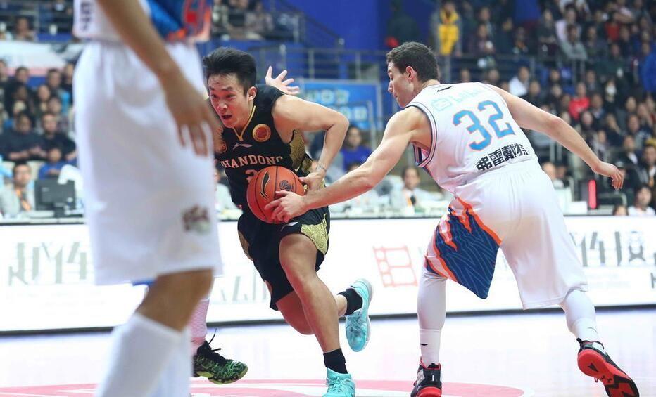  张镇麟隔扣外援辽宁战胜青岛展实力