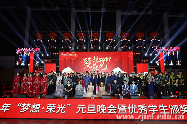  篮球年度颁奖盛典，表彰杰出贡献者